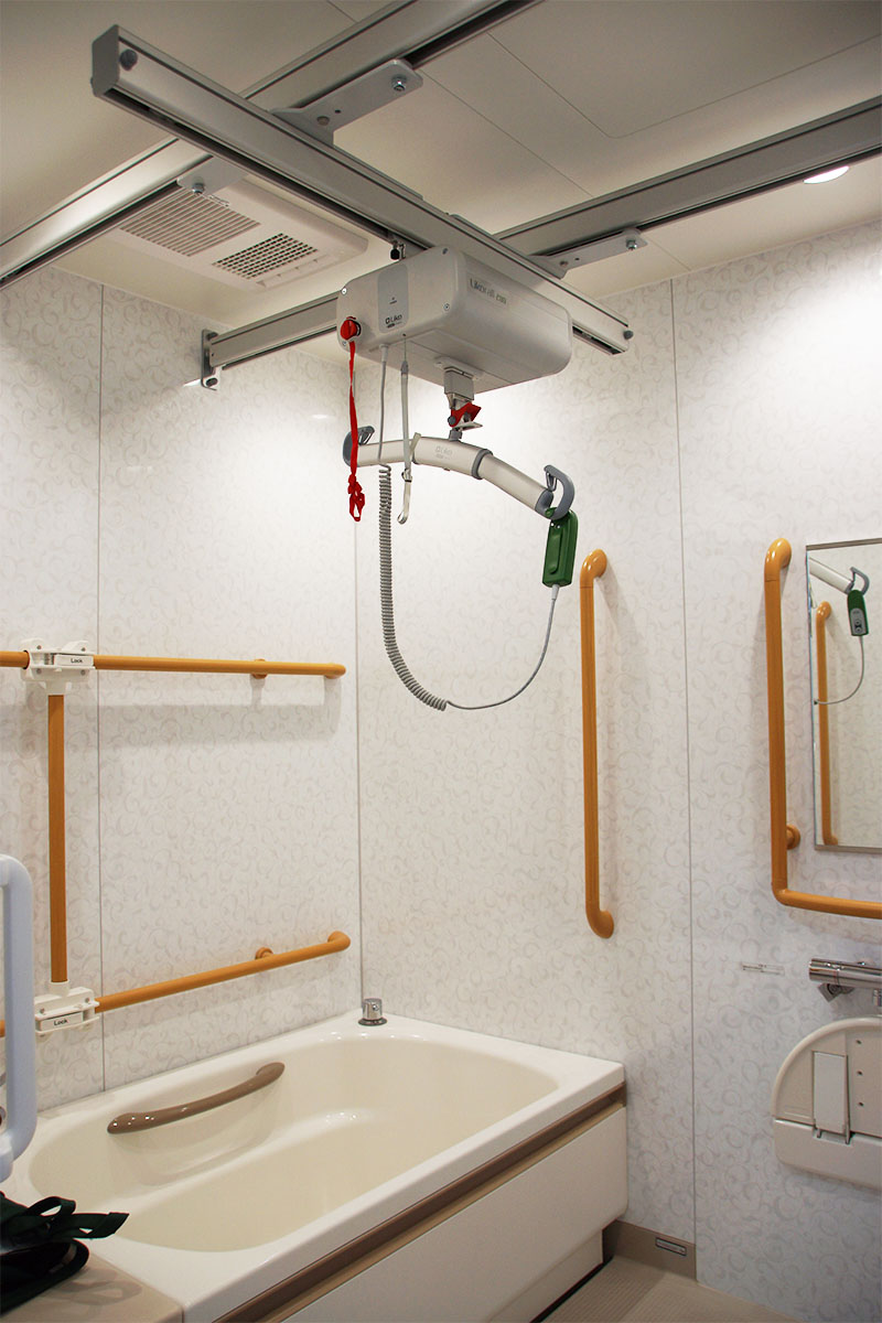 リフト付きバスルーム　　放課後等デイサービスのTomorrow(トゥモロー）の施設と設備