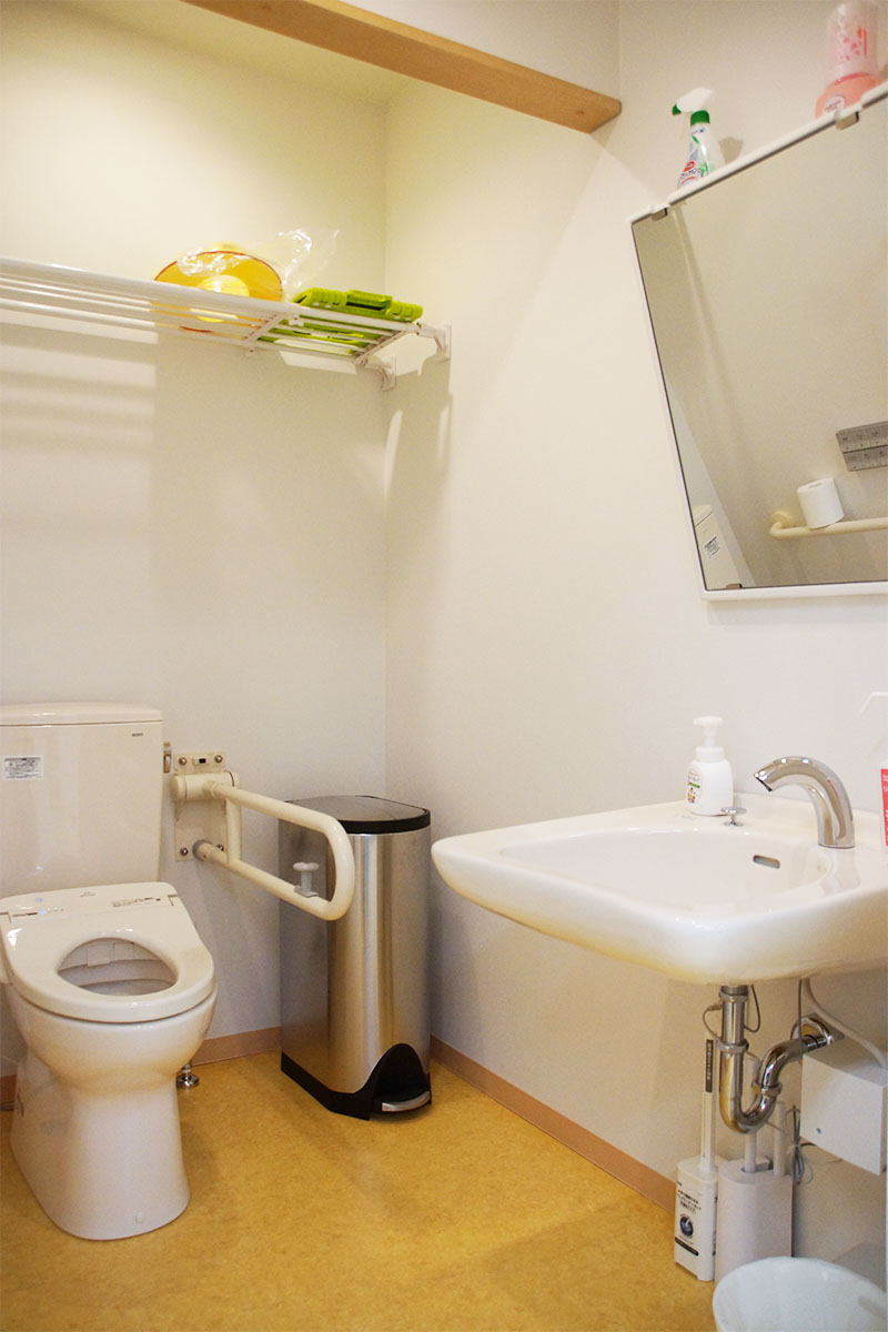 トイレ　　放課後等デイサービスのTomorrow(トゥモロー）の施設と設備